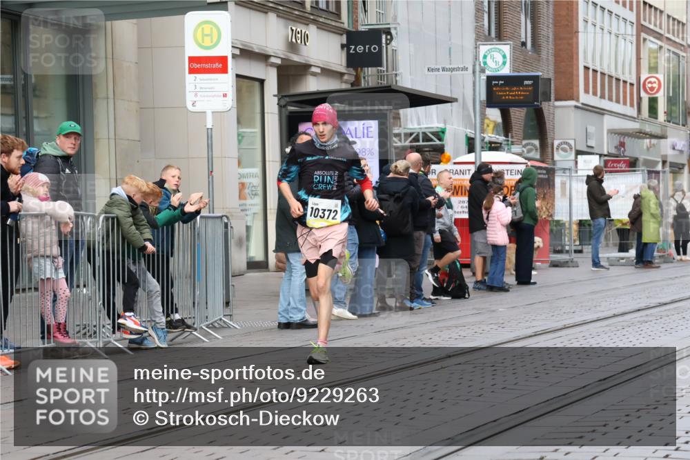 05.10.2025 - 20. swb-Marathon Bremen Strokosch-Dieckow http://msf.ph/oto/9229263 05.10.2025 10:35:44 Ziel 10372, 11188, 10372, 11188 meine-sportfotos.de