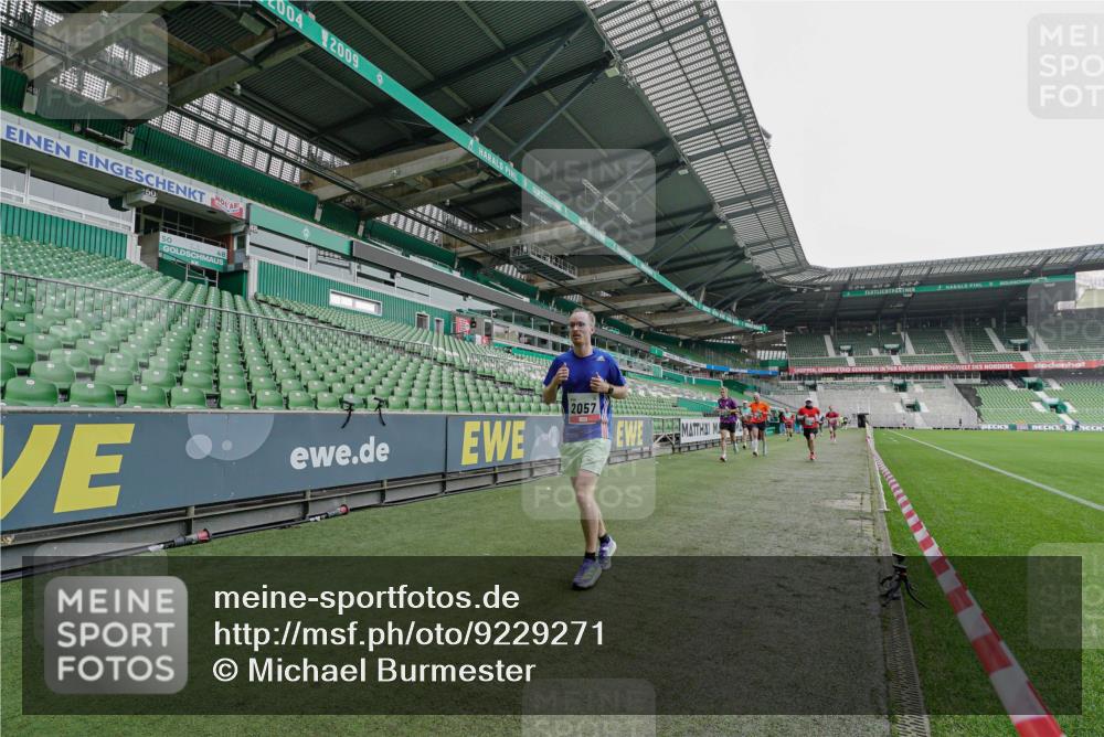 05.10.2025 - 20. swb-Marathon Bremen Michael Burmester http://msf.ph/oto/9229271 05.10.2025 12:40:35 Laufen im Stadion 45, 46, 133, 241, 623, 689, 945, 1392, 1615, 1812, 2036, 2048, 2057, 2064, 2118, 2130, 2169, 2497, 2670, 2683, 4375, 5595, 6075, 6444, 7213, 7274, 7587, 7766, 7883, 236, 826, 1198, 1345, 1626, 4030, 5240, 8849 meine-sportfotos.de
