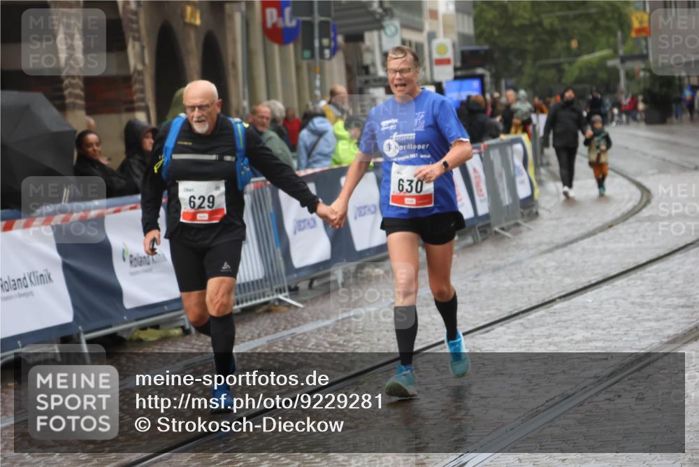 05.10.2025 - 20. swb-Marathon Bremen Strokosch-Dieckow http://msf.ph/oto/9229281 05.10.2025 15:00:18 Ziel 629, 630 meine-sportfotos.de