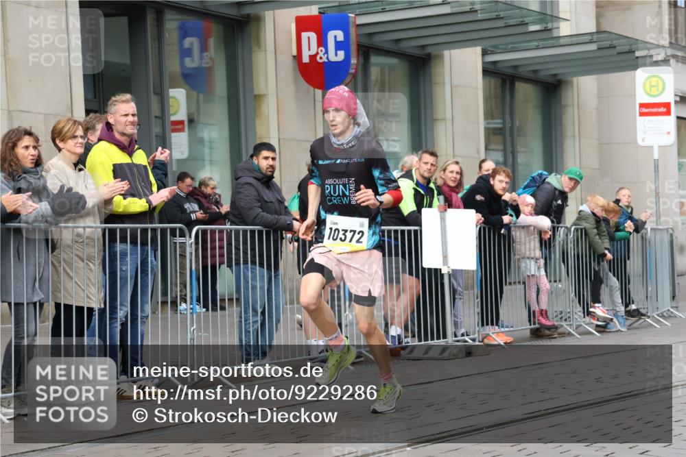 05.10.2025 - 20. swb-Marathon Bremen Strokosch-Dieckow http://msf.ph/oto/9229286 05.10.2025 10:35:46 Ziel 10372, 11188, 10372, 11188 meine-sportfotos.de