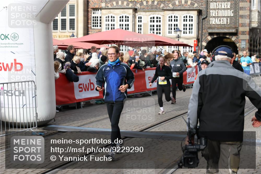 05.10.2025 - 20. swb-Marathon Bremen Yannick Fuchs http://msf.ph/oto/9229290 05.10.2025 10:59:23 Ziel 9183, 9219, 9454, 9508, 10039, 10143, 10200, 10274, 10353, 10407, 11207, 11400 meine-sportfotos.de