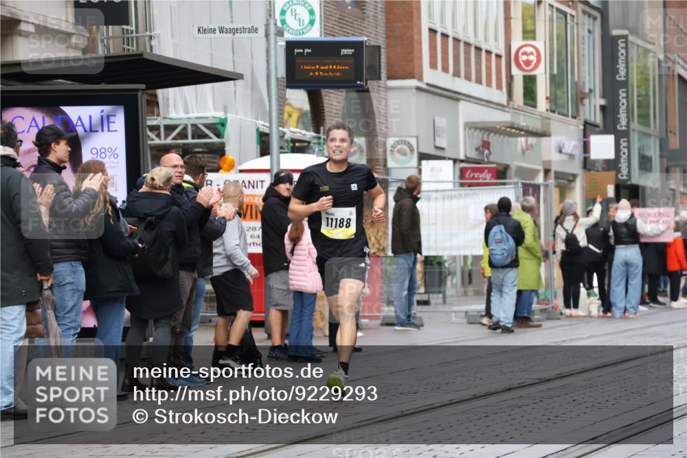 05.10.2025 - 20. swb-Marathon Bremen Strokosch-Dieckow http://msf.ph/oto/9229293 05.10.2025 10:35:53 Ziel 11013, 11185, 11188, 11013, 11185, 11188 meine-sportfotos.de