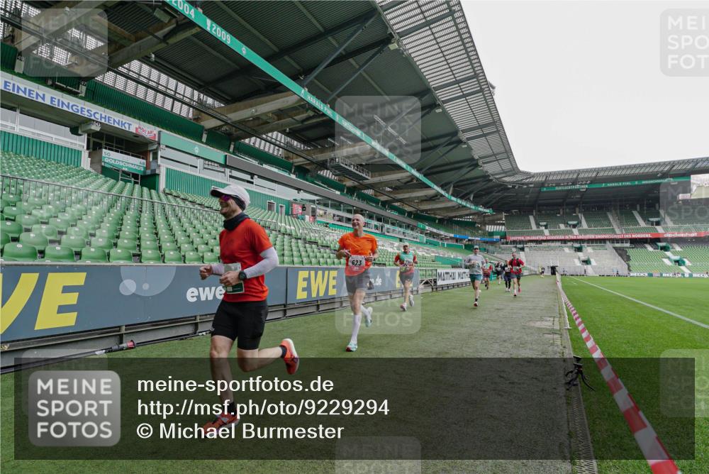 05.10.2025 - 20. swb-Marathon Bremen Michael Burmester http://msf.ph/oto/9229294 05.10.2025 12:40:39 Laufen im Stadion 45, 46, 133, 241, 623, 689, 945, 1615, 1812, 2036, 2048, 2057, 2064, 2118, 2169, 2497, 2670, 2683, 4375, 5595, 6075, 6444, 7213, 7274, 7587, 7766, 7883, 236, 826, 1198, 1345, 1392, 1626, 2130, 4030, 5240, 8849 meine-sportfotos.de