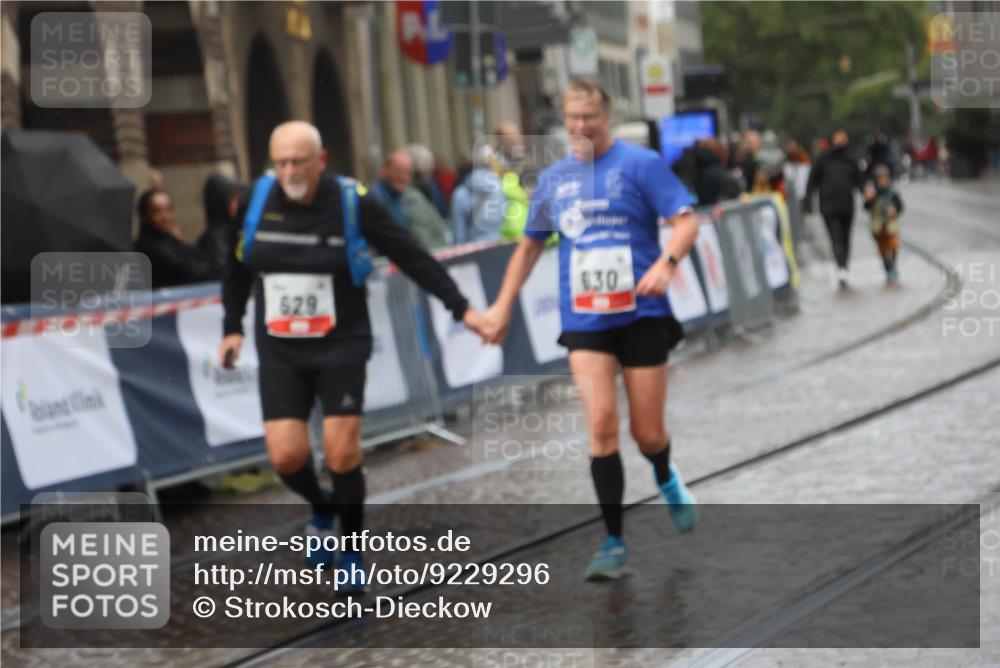 05.10.2025 - 20. swb-Marathon Bremen Strokosch-Dieckow http://msf.ph/oto/9229296 05.10.2025 15:00:19 Ziel 629, 630 meine-sportfotos.de