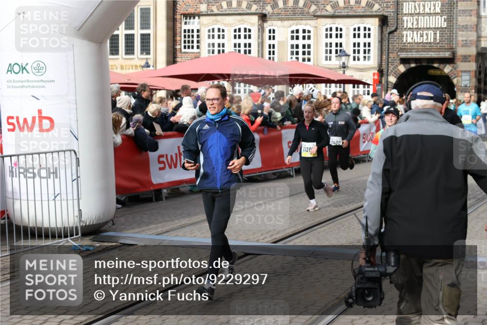 05.10.2025 - 20. swb-Marathon Bremen Yannick Fuchs http://msf.ph/oto/9229297 05.10.2025 10:59:23 Ziel 9183, 9219, 9454, 9508, 10039, 10143, 10200, 10274, 10353, 10407, 11207, 11400 meine-sportfotos.de