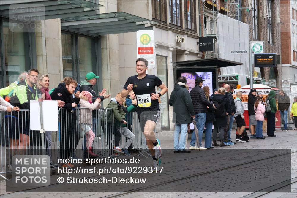 05.10.2025 - 20. swb-Marathon Bremen Strokosch-Dieckow http://msf.ph/oto/9229317 05.10.2025 10:35:55 Ziel 11013, 11185, 11188, 11013, 11185, 11188 meine-sportfotos.de