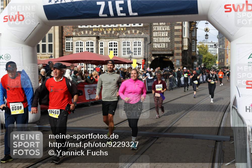05.10.2025 - 20. swb-Marathon Bremen Yannick Fuchs http://msf.ph/oto/9229327 05.10.2025 11:02:14 Ziel 9324, 9363, 9426, 9536, 9686, 10301, 10508, 10855, 10879, 10887, 11014, 11459 meine-sportfotos.de