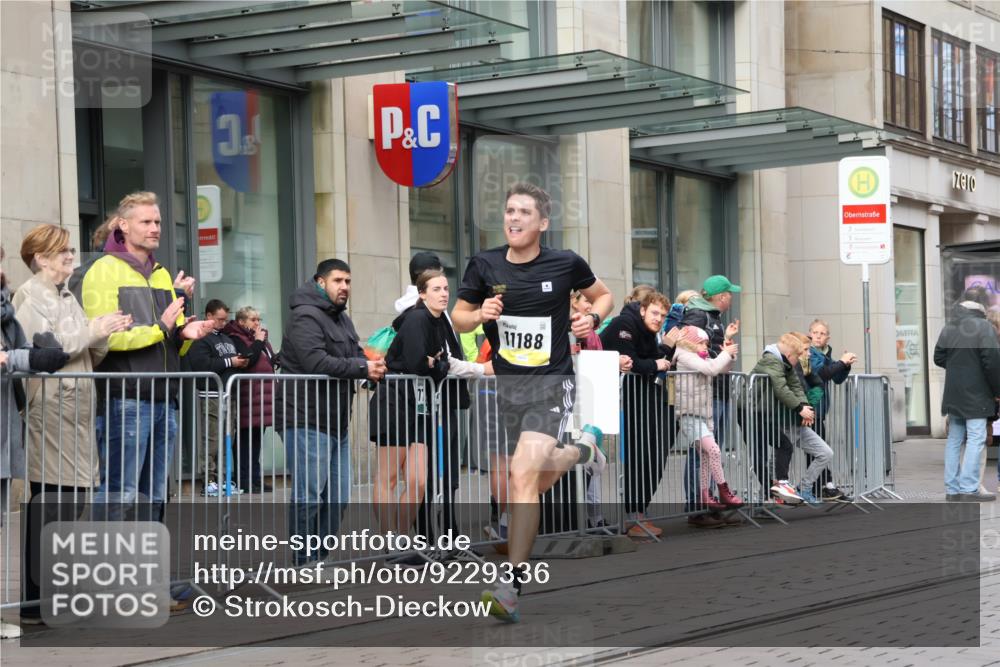 05.10.2025 - 20. swb-Marathon Bremen Strokosch-Dieckow http://msf.ph/oto/9229336 05.10.2025 10:35:56 Ziel 11013, 11185, 11188, 11013, 11185, 11188 meine-sportfotos.de