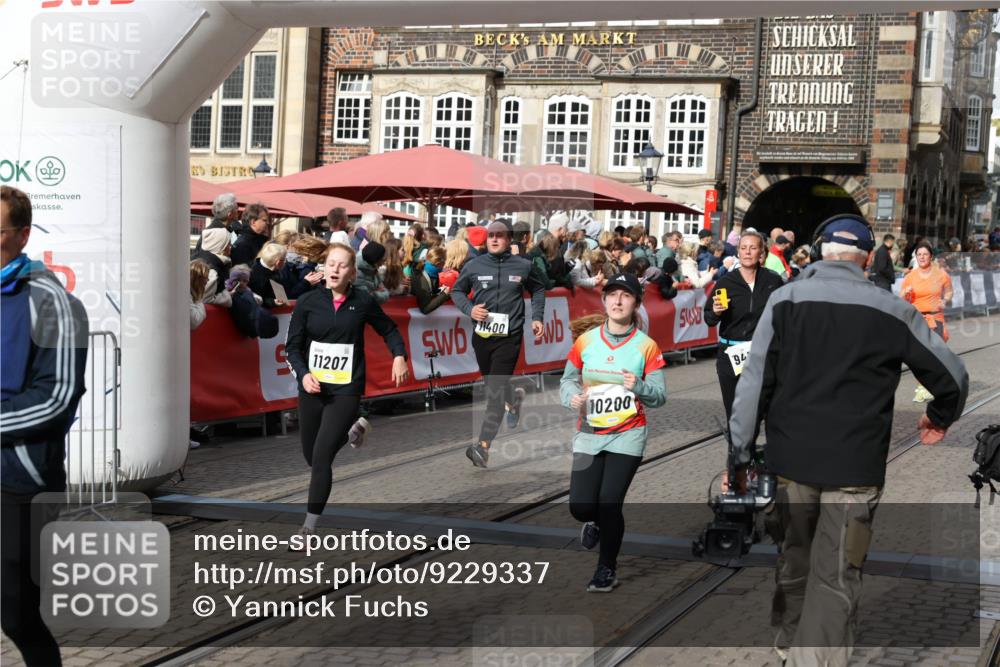 05.10.2025 - 20. swb-Marathon Bremen Yannick Fuchs http://msf.ph/oto/9229337 05.10.2025 10:59:24 Ziel 9183, 9219, 9454, 9508, 10143, 10200, 10274, 10407, 11006, 11007, 11207, 11400 meine-sportfotos.de