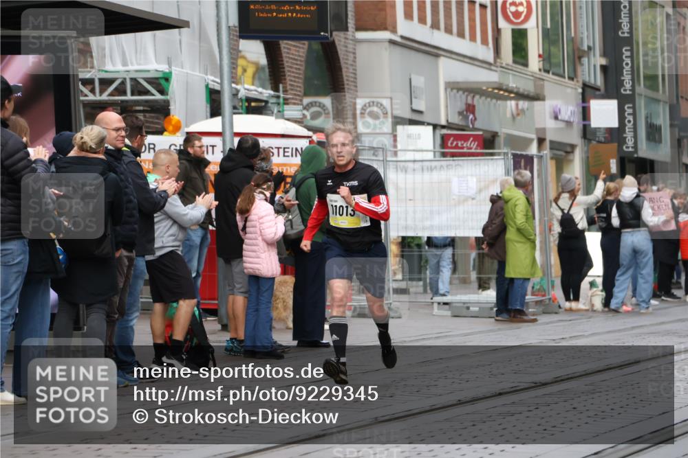 05.10.2025 - 20. swb-Marathon Bremen Strokosch-Dieckow http://msf.ph/oto/9229345 05.10.2025 10:36:06 Ziel 9527, 9829, 11013, 11185, 11687, 9527, 9829, 11013, 11185, 11687 meine-sportfotos.de
