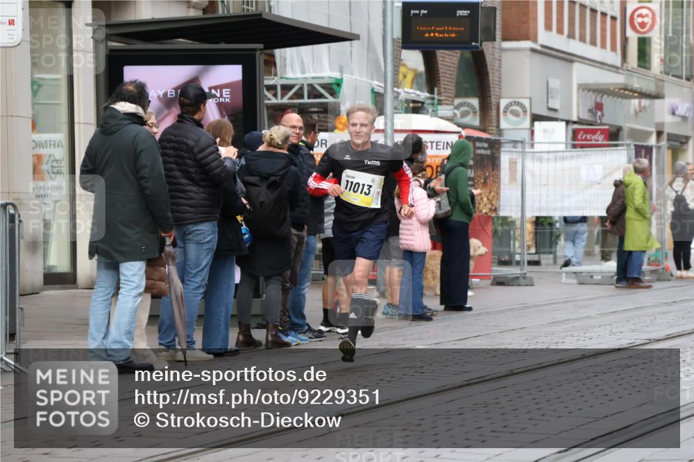 05.10.2025 - 20. swb-Marathon Bremen Strokosch-Dieckow http://msf.ph/oto/9229351 05.10.2025 10:36:07 Ziel 9527, 9829, 11013, 11185, 11687, 9527, 9829, 11013, 11185, 11687 meine-sportfotos.de