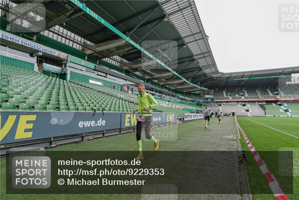 05.10.2025 - 20. swb-Marathon Bremen Michael Burmester http://msf.ph/oto/9229353 05.10.2025 12:41:01 Laufen im Stadion 37, 38, 40, 45, 46, 198, 377, 623, 689, 945, 1368, 2036, 2048, 2057, 2064, 2169, 2284, 2497, 2670, 2683, 2909, 3707, 4375, 6566, 7587, 133, 241, 1615, 1812, 2118, 5595, 6075, 6444, 7213, 7274, 7766, 7883 meine-sportfotos.de