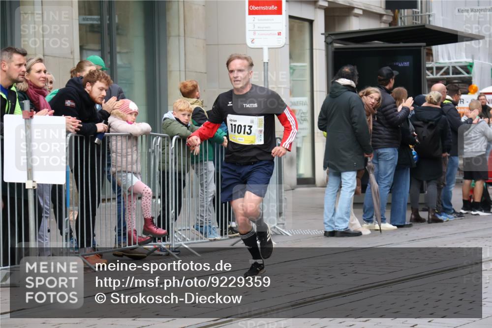 05.10.2025 - 20. swb-Marathon Bremen Strokosch-Dieckow http://msf.ph/oto/9229359 05.10.2025 10:36:08 Ziel 9527, 9829, 11013, 11185, 11687, 9527, 9829, 11013, 11185, 11687 meine-sportfotos.de