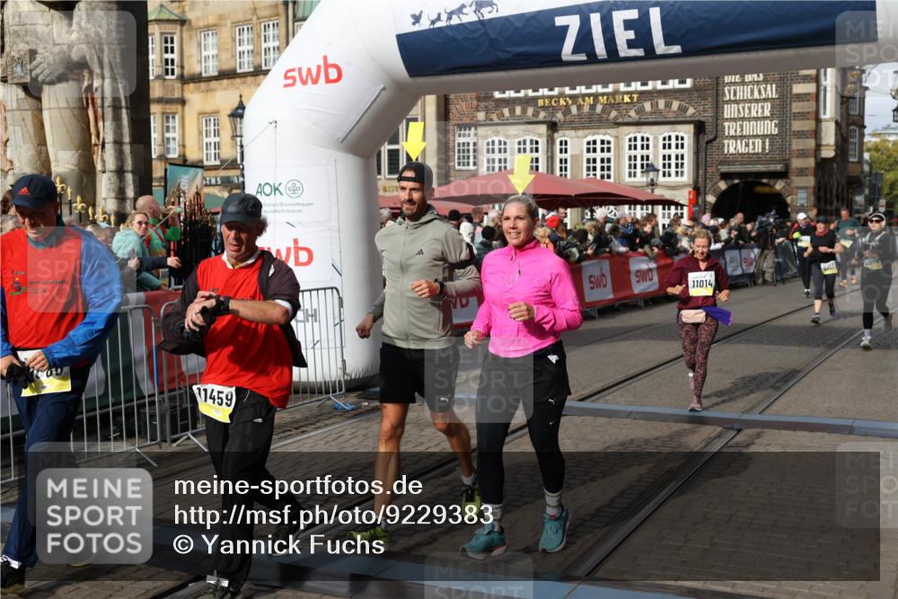 05.10.2025 - 20. swb-Marathon Bremen Yannick Fuchs http://msf.ph/oto/9229383 05.10.2025 11:02:15 Ziel 9324, 9363, 9426, 9536, 9686, 10301, 10508, 10855, 10879, 10887, 11014, 11459 meine-sportfotos.de