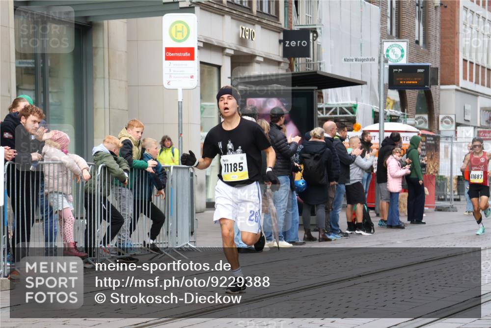 05.10.2025 - 20. swb-Marathon Bremen Strokosch-Dieckow http://msf.ph/oto/9229388 05.10.2025 10:36:13 Ziel 9527, 9829, 11013, 11185, 11687, 9527, 9829, 11013, 11185, 11687 meine-sportfotos.de
