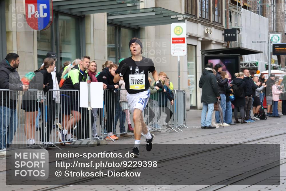 05.10.2025 - 20. swb-Marathon Bremen Strokosch-Dieckow http://msf.ph/oto/9229398 05.10.2025 10:36:13 Ziel 9527, 9829, 11013, 11185, 11687, 9527, 9829, 11013, 11185, 11687 meine-sportfotos.de