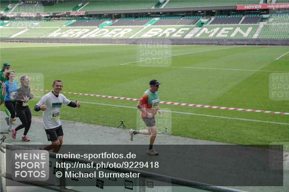 05.10.2025 - 20. swb-Marathon Bremen Michael Burmester http://msf.ph/oto/9229418 05.10.2025 10:28:07 Laufen im Stadion 1138, 7414, 9200, 9206, 9207, 9216, 9222, 9223, 9244, 9293, 9366, 9377, 9397, 9406, 9413, 9546, 9665, 9955, 10047, 10177, 10211, 10266, 10268, 10303, 10319, 10350, 10382, 10428, 10452, 10509, 10637, 10661, 10667, 10676, 10688, 10789, 10850, 10858, 10953, 11104, 11167, 11189, 11244, 11268, 11299, 11327, 11446, 11462, 11498, 11513, 11579, 11628, 11678, 11705, 28, 9339, 9500, 9670, 9709, 9711, 9961, 10634, 10639, 10750, 10898, 10947 meine-sportfotos.de