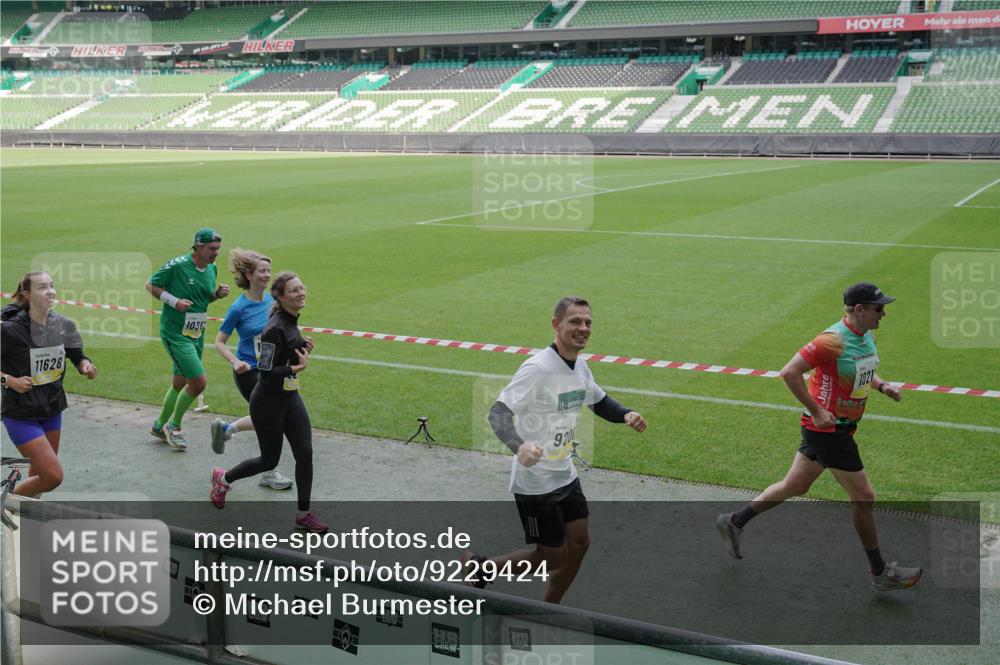 05.10.2025 - 20. swb-Marathon Bremen Michael Burmester http://msf.ph/oto/9229424 05.10.2025 10:28:08 Laufen im Stadion 1138, 7414, 9200, 9206, 9207, 9216, 9222, 9223, 9244, 9293, 9366, 9377, 9397, 9406, 9413, 9546, 9665, 9955, 10047, 10177, 10211, 10266, 10268, 10303, 10319, 10350, 10382, 10428, 10452, 10509, 10637, 10661, 10667, 10676, 10688, 10789, 10850, 10858, 10953, 11104, 11167, 11189, 11244, 11268, 11299, 11327, 11446, 11462, 11498, 11513, 11579, 11628, 11678, 11705, 28, 9339, 9500, 9670, 9709, 9711, 9961, 10634, 10639, 10750, 10947 meine-sportfotos.de