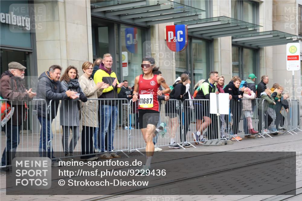 05.10.2025 - 20. swb-Marathon Bremen Strokosch-Dieckow http://msf.ph/oto/9229436 05.10.2025 10:36:18 Ziel 9429, 9527, 9829, 9833, 10425, 11185, 11687, 9429, 9527, 9829, 9833, 10425, 11185, 11687 meine-sportfotos.de