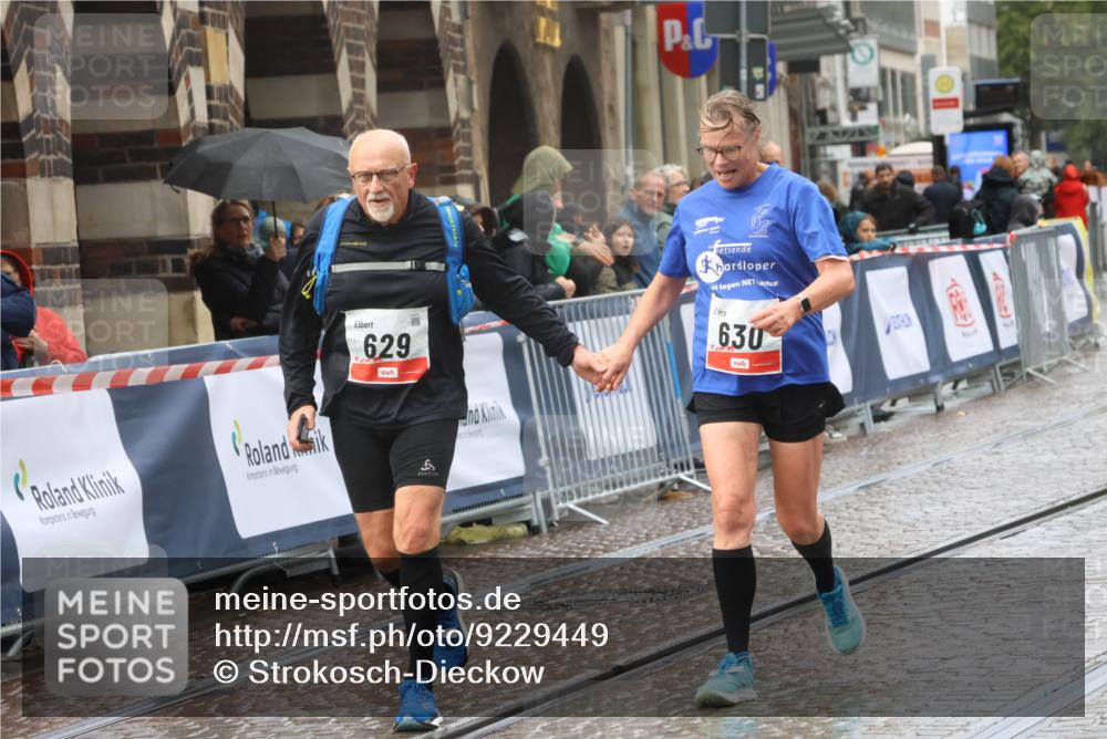 05.10.2025 - 20. swb-Marathon Bremen Strokosch-Dieckow http://msf.ph/oto/9229449 05.10.2025 15:00:19 Ziel 629, 630 meine-sportfotos.de