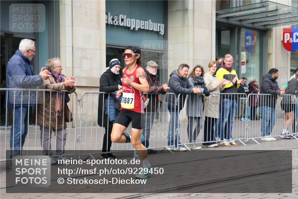 05.10.2025 - 20. swb-Marathon Bremen Strokosch-Dieckow http://msf.ph/oto/9229450 05.10.2025 10:36:18 Ziel 9429, 9527, 9829, 9833, 10425, 11185, 11687, 9429, 9527, 9829, 9833, 10425, 11185, 11687 meine-sportfotos.de