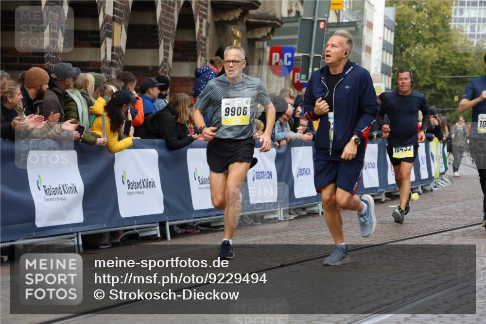 05.10.2025 - 20. swb-Marathon Bremen Strokosch-Dieckow http://msf.ph/oto/9229494 05.10.2025 10:51:13 Ziel 9906, 10215, 10222, 10432 meine-sportfotos.de