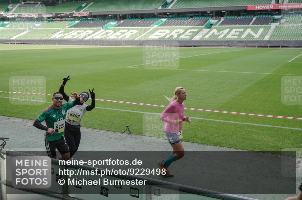 05.10.2025 - 20. swb-Marathon Bremen Michael Burmester http://msf.ph/oto/9229498 05.10.2025 10:28:12 Laufen im Stadion 1138, 7414, 9200, 9206, 9207, 9216, 9222, 9223, 9244, 9293, 9298, 9366, 9377, 9397, 9406, 9413, 9546, 9665, 9706, 9955, 10047, 10177, 10211, 10266, 10268, 10303, 10319, 10350, 10382, 10428, 10452, 10509, 10637, 10661, 10667, 10676, 10688, 10789, 10850, 10858, 10931, 10953, 11104, 11167, 11189, 11244, 11248, 11268, 11299, 11327, 11462, 11498, 11513, 11579, 11628, 11678, 11705, 9339, 9500, 9670, 9709, 9711, 10639, 10750, 10947 meine-sportfotos.de