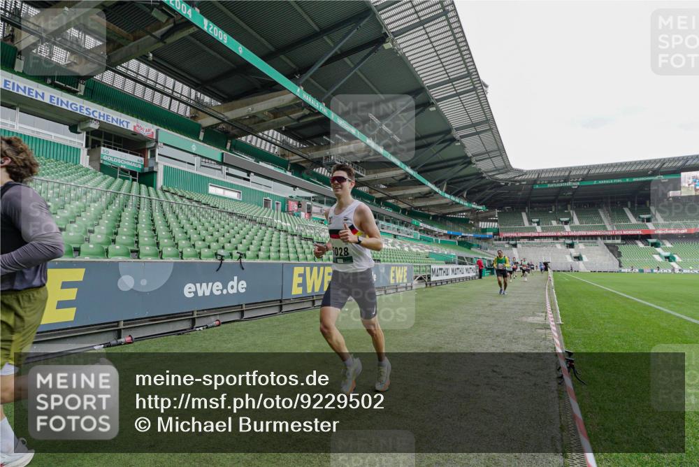 05.10.2025 - 20. swb-Marathon Bremen Michael Burmester http://msf.ph/oto/9229502 05.10.2025 12:42:29 Laufen im Stadion 588, 635, 907, 965, 1105, 1123, 1215, 1612, 1645, 1763, 1810, 2068, 2141, 2385, 3153, 3294, 3705, 4635, 5028, 5470, 6903, 7405, 2743, 2801, 4158, 4984, 8211 meine-sportfotos.de