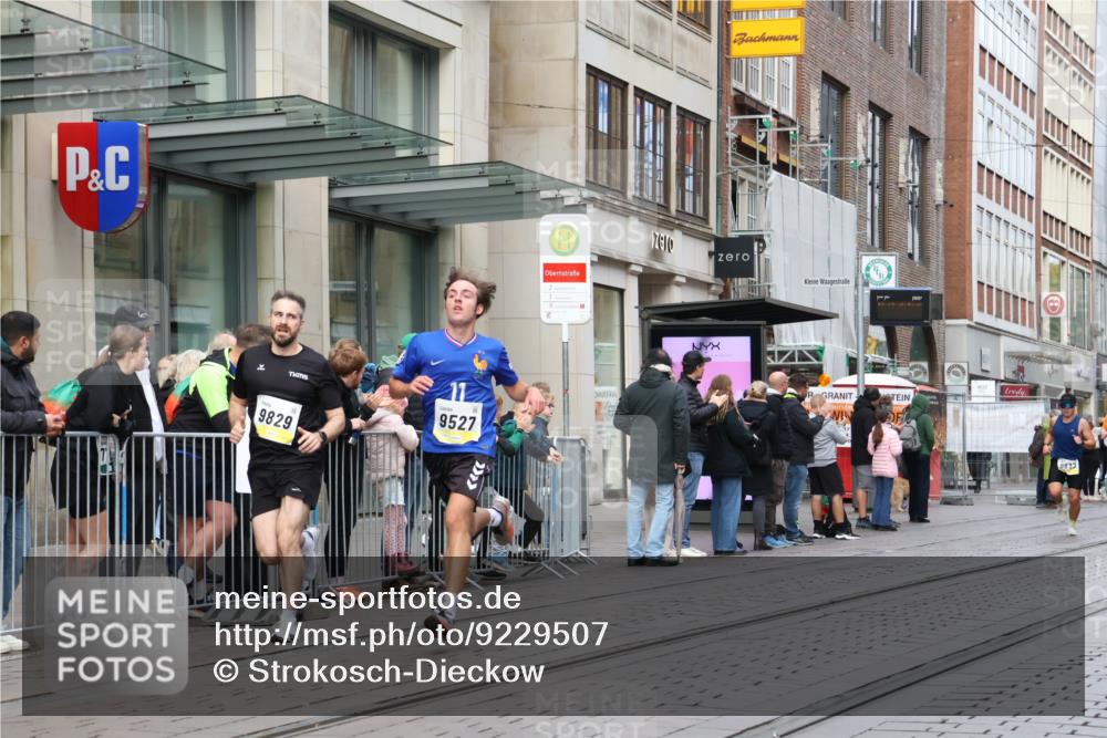 05.10.2025 - 20. swb-Marathon Bremen Strokosch-Dieckow http://msf.ph/oto/9229507 05.10.2025 10:36:30 Ziel 9429, 9829, 9833, 10425, 9429, 9829, 9833, 10425 meine-sportfotos.de
