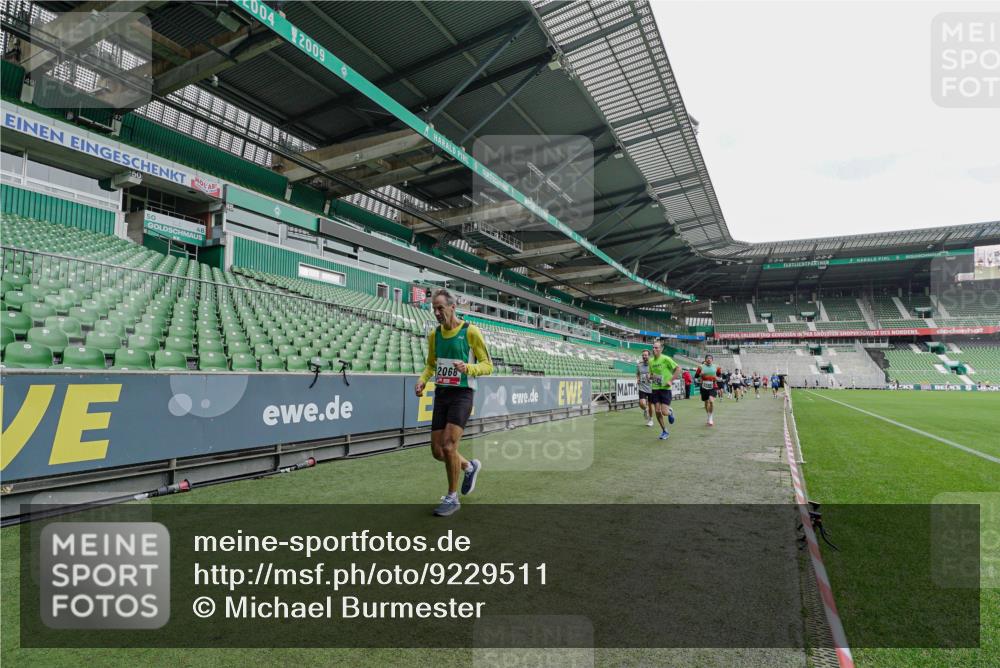 05.10.2025 - 20. swb-Marathon Bremen Michael Burmester http://msf.ph/oto/9229511 05.10.2025 12:42:33 Laufen im Stadion 588, 635, 907, 965, 1105, 1123, 1215, 1612, 1645, 1763, 1810, 2068, 2141, 2385, 3153, 3294, 3391, 3705, 4635, 5028, 5470, 5741, 6903, 7405, 7472, 7547, 7764, 6903 meine-sportfotos.de