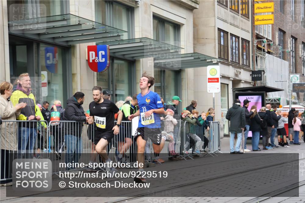 05.10.2025 - 20. swb-Marathon Bremen Strokosch-Dieckow http://msf.ph/oto/9229519 05.10.2025 10:36:30 Ziel 9429, 9829, 9833, 10425, 9429, 9829, 9833, 10425 meine-sportfotos.de