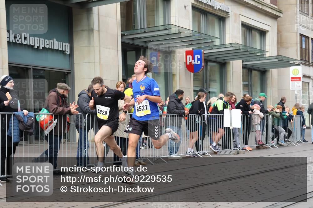 05.10.2025 - 20. swb-Marathon Bremen Strokosch-Dieckow http://msf.ph/oto/9229535 05.10.2025 10:36:31 Ziel 9429, 9829, 9833, 10425, 9429, 9829, 9833, 10425 meine-sportfotos.de