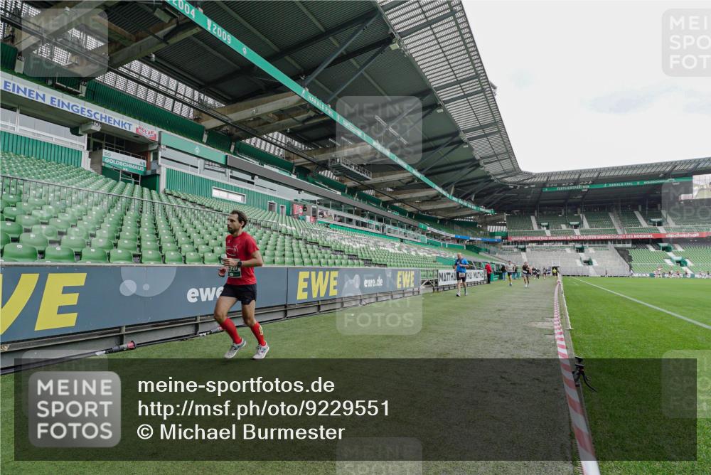 05.10.2025 - 20. swb-Marathon Bremen Michael Burmester http://msf.ph/oto/9229551 05.10.2025 12:42:48 Laufen im Stadion 588, 635, 662, 907, 965, 1105, 1123, 1215, 1265, 1612, 1645, 1763, 1810, 2062, 2068, 2141, 2385, 3153, 3294, 3391, 3705, 4635, 4664, 5028, 5470, 5741, 7405, 7472, 7547, 7764, 8520, 6903 meine-sportfotos.de