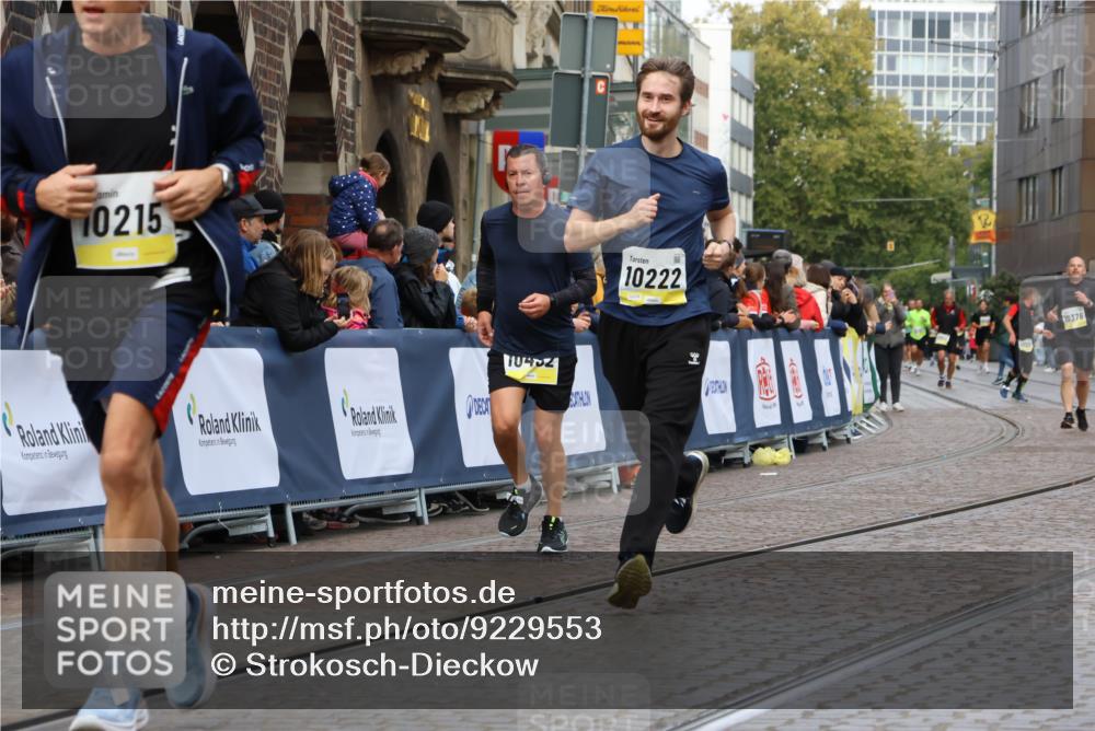 05.10.2025 - 20. swb-Marathon Bremen Strokosch-Dieckow http://msf.ph/oto/9229553 05.10.2025 10:51:14 Ziel 9906, 10215, 10222, 10432 meine-sportfotos.de