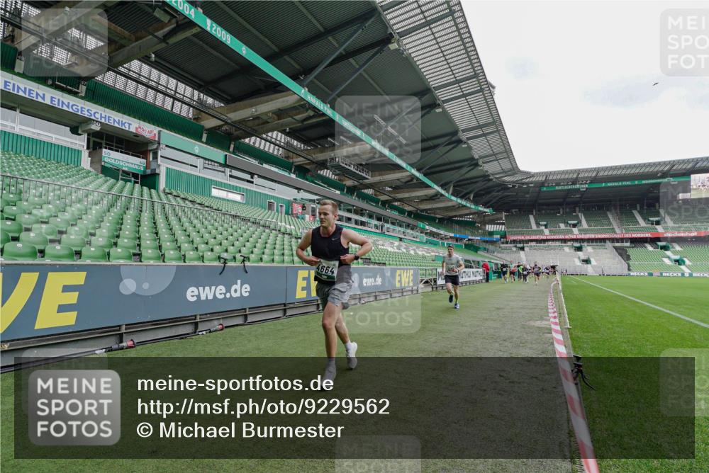 05.10.2025 - 20. swb-Marathon Bremen Michael Burmester http://msf.ph/oto/9229562 05.10.2025 12:42:54 Laufen im Stadion 588, 662, 907, 965, 1105, 1123, 1215, 1265, 1612, 1645, 1652, 1745, 1810, 2062, 2068, 2141, 2385, 3153, 3294, 3391, 3705, 4664, 5028, 5231, 5470, 5741, 6423, 7269, 7405, 7472, 7498, 7547, 7764, 8053, 8520, 635, 1763, 3153, 4635 meine-sportfotos.de