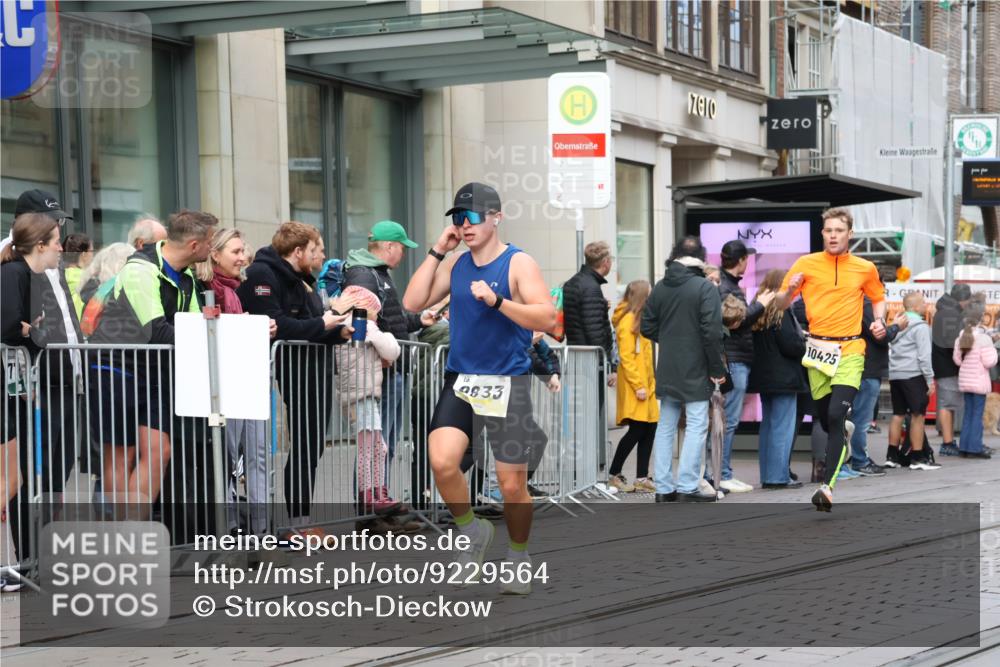05.10.2025 - 20. swb-Marathon Bremen Strokosch-Dieckow http://msf.ph/oto/9229564 05.10.2025 10:36:35 Ziel 9429, 9480, 9833, 10425, 9429, 9480, 9833, 10425 meine-sportfotos.de