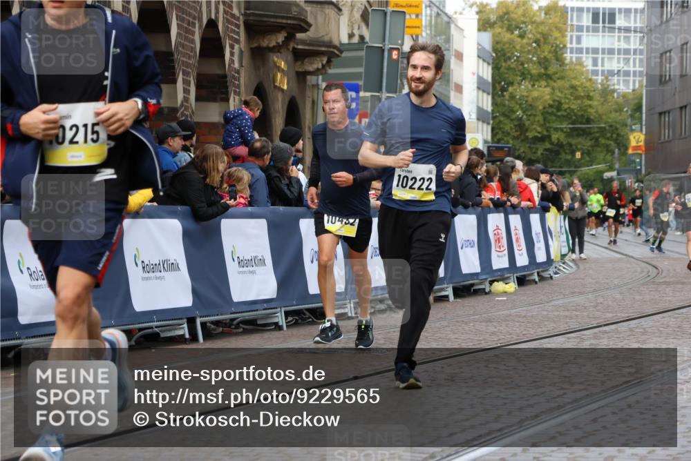 05.10.2025 - 20. swb-Marathon Bremen Strokosch-Dieckow http://msf.ph/oto/9229565 05.10.2025 10:51:14 Ziel 9906, 10215, 10222, 10432 meine-sportfotos.de