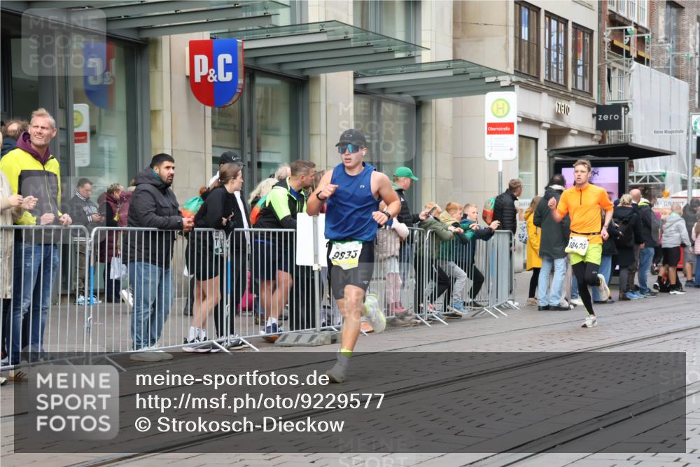 05.10.2025 - 20. swb-Marathon Bremen Strokosch-Dieckow http://msf.ph/oto/9229577 05.10.2025 10:36:35 Ziel 9429, 9480, 9833, 10425, 9429, 9480, 9833, 10425 meine-sportfotos.de
