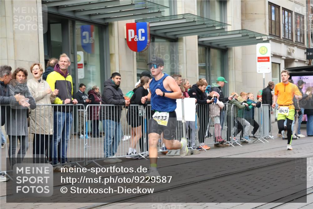 05.10.2025 - 20. swb-Marathon Bremen Strokosch-Dieckow http://msf.ph/oto/9229587 05.10.2025 10:36:35 Ziel 9429, 9480, 9833, 10425, 9429, 9480, 9833, 10425 meine-sportfotos.de