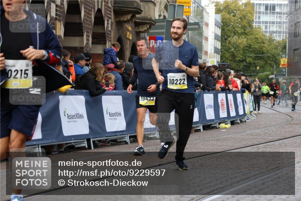 05.10.2025 - 20. swb-Marathon Bremen Strokosch-Dieckow http://msf.ph/oto/9229597 05.10.2025 10:51:14 Ziel 9906, 10215, 10222, 10432 meine-sportfotos.de