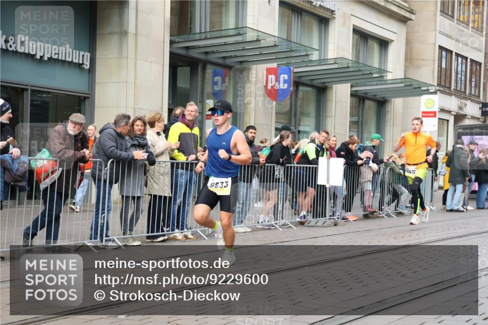 05.10.2025 - 20. swb-Marathon Bremen Strokosch-Dieckow http://msf.ph/oto/9229600 05.10.2025 10:36:36 Ziel 9429, 9480, 9833, 10425, 9429, 9480, 9833, 10425 meine-sportfotos.de