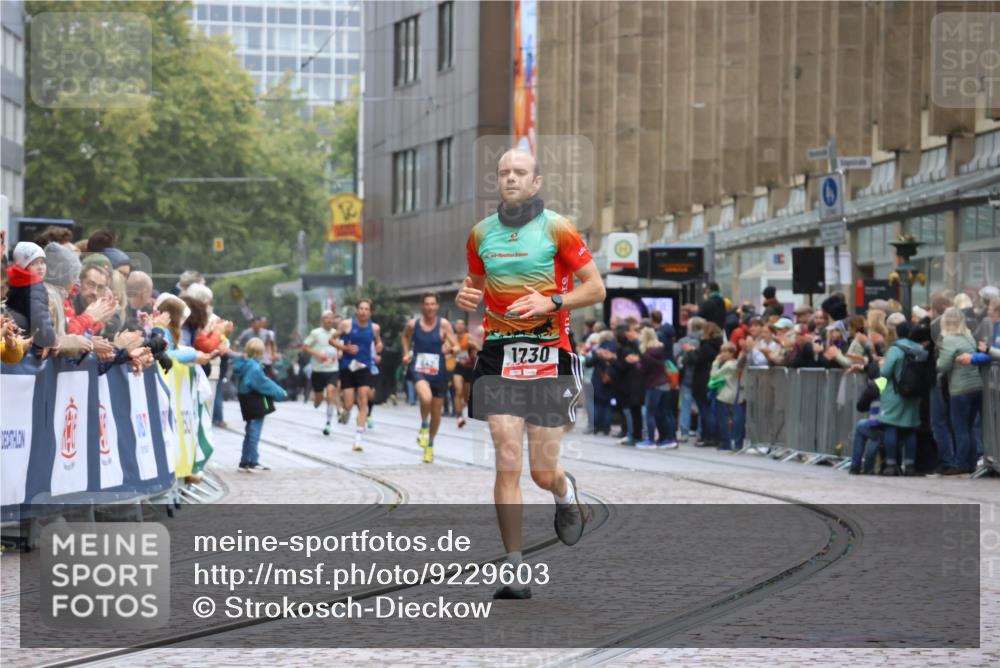 05.10.2025 - 20. swb-Marathon Bremen Strokosch-Dieckow http://msf.ph/oto/9229603 05.10.2025 12:28:32 Ziel 1730 meine-sportfotos.de