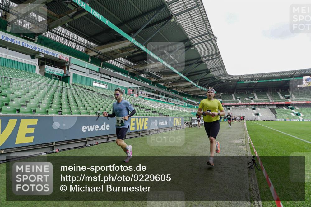 05.10.2025 - 20. swb-Marathon Bremen Michael Burmester http://msf.ph/oto/9229605 05.10.2025 12:43:09 Laufen im Stadion 577, 588, 628, 662, 965, 1105, 1123, 1215, 1265, 1612, 1641, 1645, 1652, 1745, 1810, 2062, 2068, 2141, 2385, 3294, 3391, 3580, 3705, 4664, 5028, 5231, 5470, 5741, 5815, 6224, 6423, 7269, 7405, 7472, 7498, 7547, 7668, 7764, 7816, 7834, 8053, 8520, 635, 907, 1763, 3153, 4635 meine-sportfotos.de