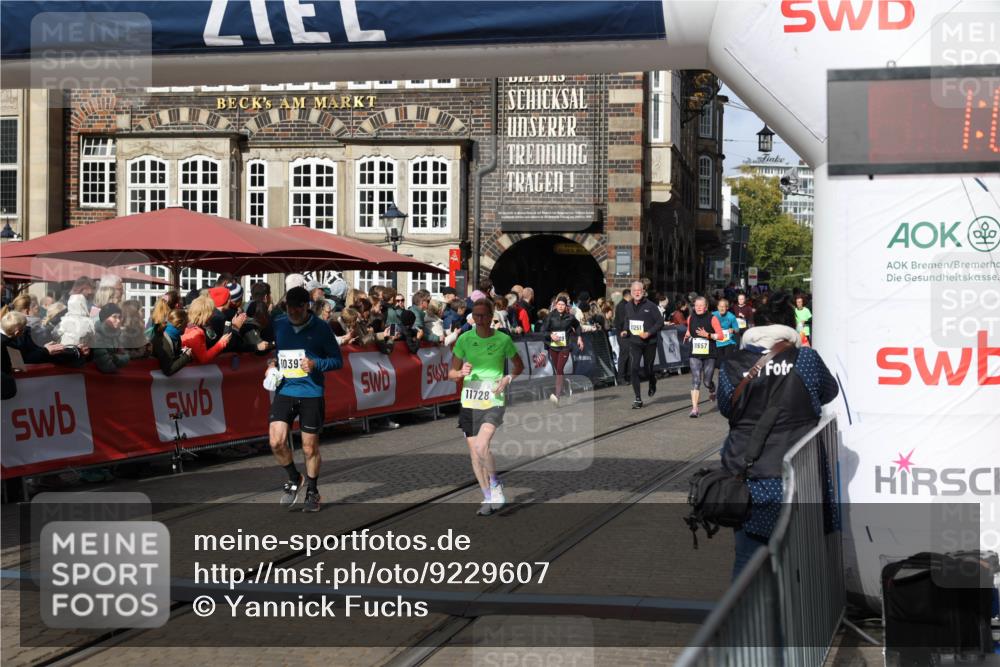 05.10.2025 - 20. swb-Marathon Bremen Yannick Fuchs http://msf.ph/oto/9229607 05.10.2025 10:59:34 Ziel 9635, 9737, 10391, 10809, 11006, 11007, 11728 meine-sportfotos.de