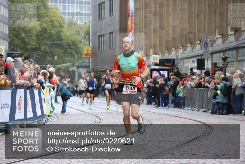 05.10.2025 - 20. swb-Marathon Bremen Strokosch-Dieckow http://msf.ph/oto/9229621 05.10.2025 12:28:32 Ziel 1730 meine-sportfotos.de