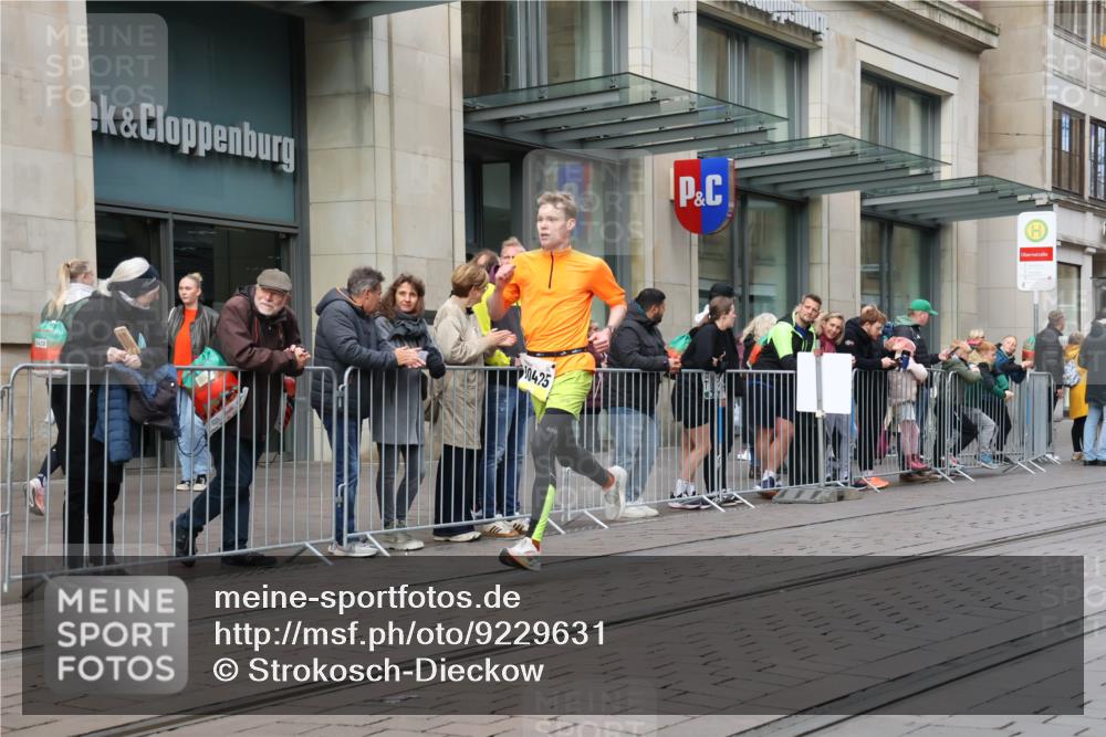 05.10.2025 - 20. swb-Marathon Bremen Strokosch-Dieckow http://msf.ph/oto/9229631 05.10.2025 10:36:37 Ziel 9429, 9480, 9833, 10425, 9429, 9480, 9833, 10425 meine-sportfotos.de
