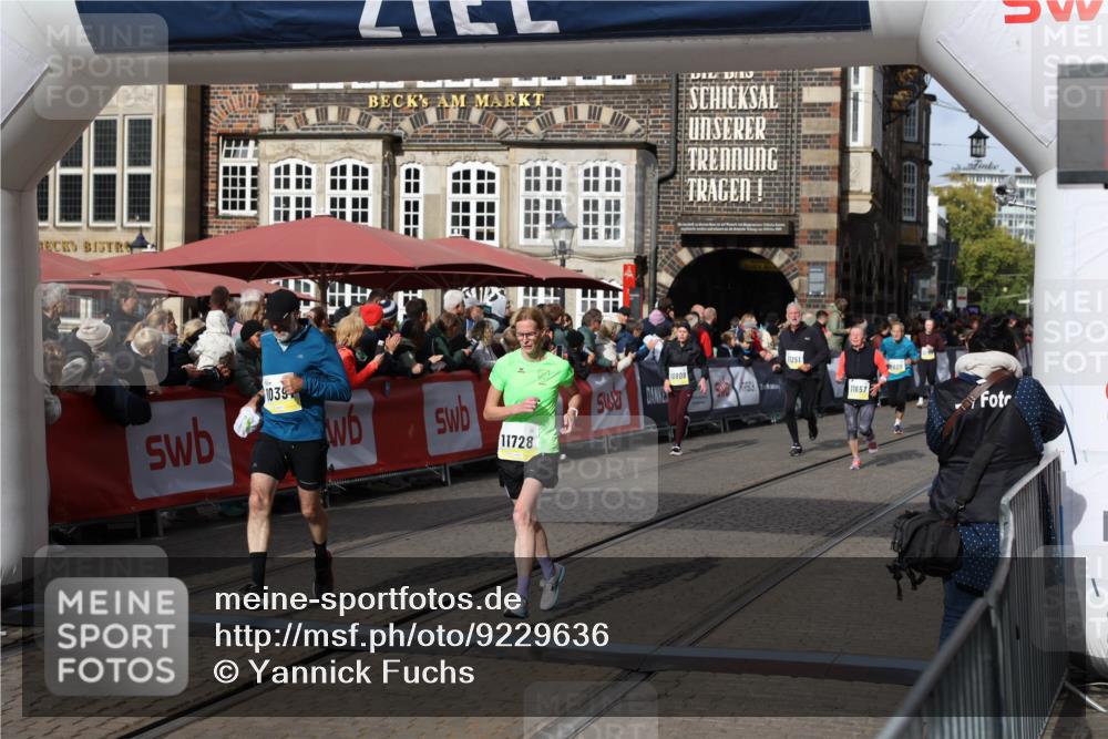 05.10.2025 - 20. swb-Marathon Bremen Yannick Fuchs http://msf.ph/oto/9229636 05.10.2025 10:59:34 Ziel 9635, 9737, 10391, 10809, 11006, 11007, 11728 meine-sportfotos.de