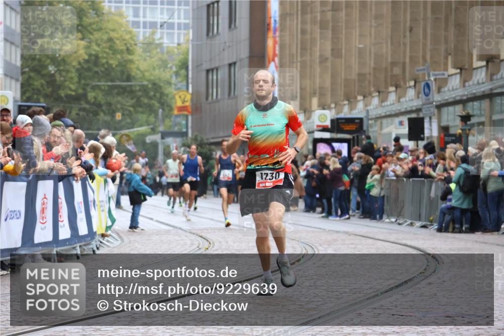05.10.2025 - 20. swb-Marathon Bremen Strokosch-Dieckow http://msf.ph/oto/9229639 05.10.2025 12:28:32 Ziel 1730 meine-sportfotos.de