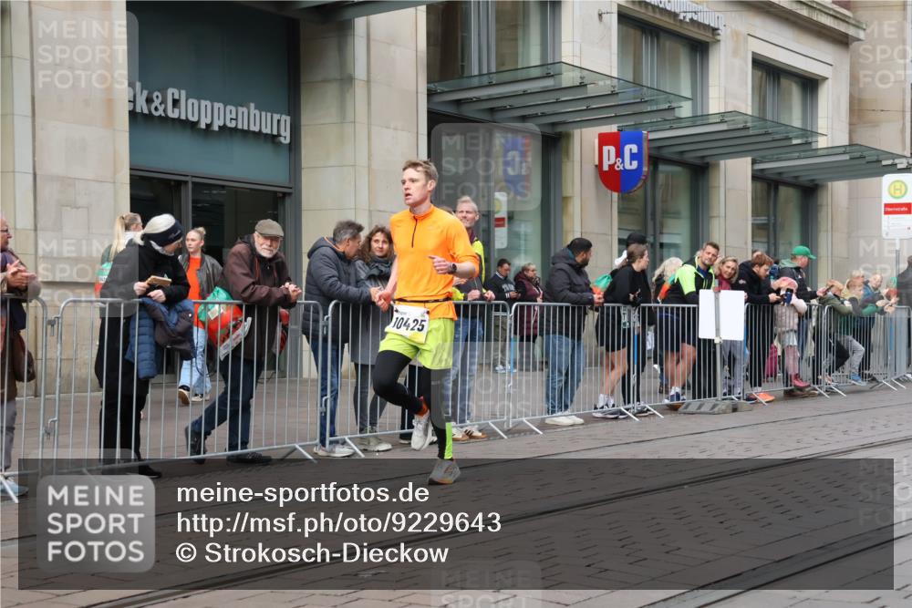 05.10.2025 - 20. swb-Marathon Bremen Strokosch-Dieckow http://msf.ph/oto/9229643 05.10.2025 10:36:37 Ziel 9429, 9480, 9833, 10425, 9429, 9480, 9833, 10425 meine-sportfotos.de