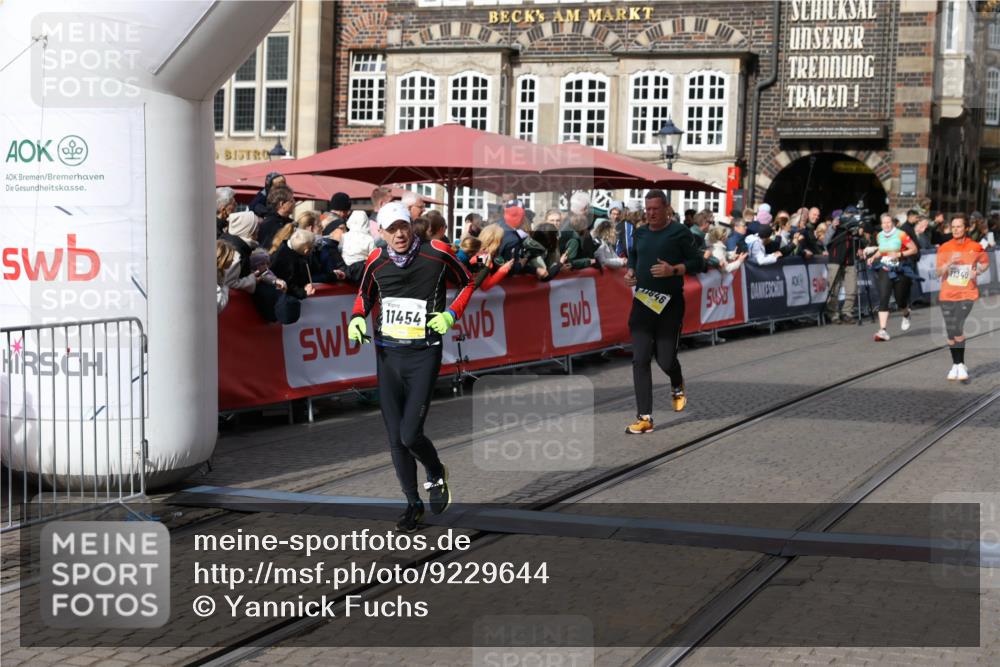 05.10.2025 - 20. swb-Marathon Bremen Yannick Fuchs http://msf.ph/oto/9229644 05.10.2025 11:02:20 Ziel 9363, 9426, 10301, 10508, 11014, 11340, 11454, 11646 meine-sportfotos.de